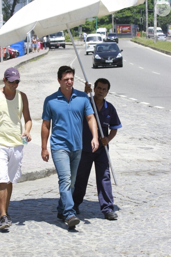 Equipe de 'Salve Jorge' ajuda Rodrigo Lombardi a se proteger de sol forte