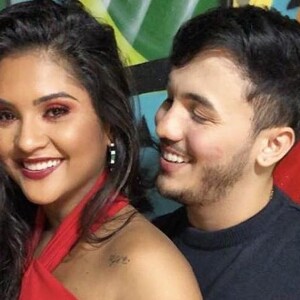 'Eu estou amando uma Mileide', afirmou Wallas Arrais ao chamar a namorada, Mileide Mihaile, para cima do palco durante show