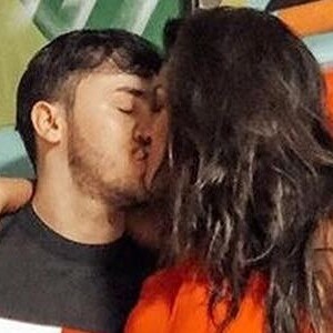 Mileide Mihaile ganhou beijo e declaração do namorado, Wallas Arrais, durante show do cantor em Pedras de Fogo, na Paraíba