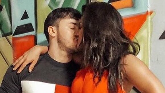 Mileide Mihaile ganha beijo e dança com namorado, Wallas Arrais, em show. Vídeos