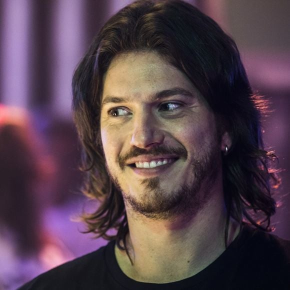 Caio Paduan está no ar como Quinzinho de 'Verão 90'