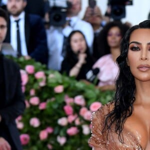 Kim Kardashian elegeu look vintage de Thierry Mugler para o baile do MET e beleza total wet