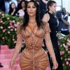 Kim Kardashian mostrou cintura bem fina com look todo colado ao corpo