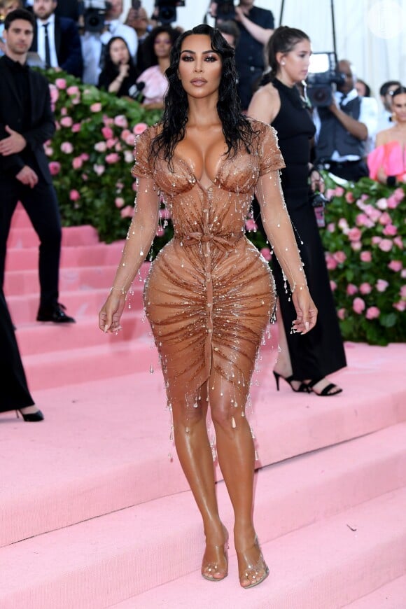Kim Kardashian mostrou cintura bem fina com look todo colado ao corpo