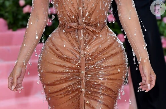 Detalhe do look de Kim Kardashian no baile do MET: vestido bem justo