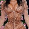 Kim Kardashian usou vestido com decote profundo e bem justo ao corpo