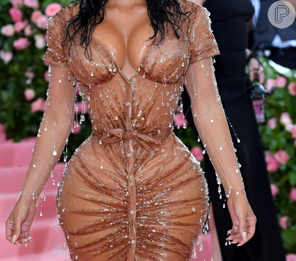 Kim Kardashian usou vestido com decote profundo e bem justo ao corpo