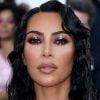 Kim Kardashian usou wet hair e maquiagem glossy