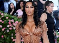 Kim Kardashian faz a gata molhada e usa vestido ultra sexy justo e transparente