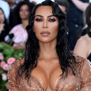Veja o look completo de Kim Kardashian no baile de gala no MET