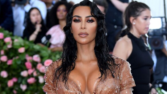 Kim Kardashian faz a gata molhada e usa vestido ultra sexy justo e transparente