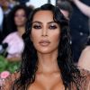 Maquiagem de Kim Kardashian teve sombra com efeito glossy para dar um ar de que a estrela acabou de sair do mar, como era a proposta de sua fantasia