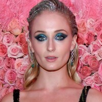 As maquiagens coloridas em tons de azul e roxo predominaram no baile do MET 2019