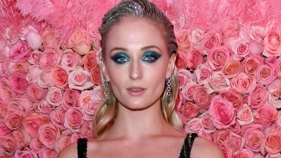 As maquiagens coloridas em tons de azul e roxo predominaram no baile do MET 2019