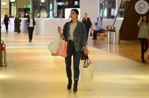Bruna Marquezine aposta em conjunto jeans e cinto Gucci que custa $ 390, o equivalente a R$ 1.273 para passeio