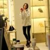 Bruna Marquezine aposta em moletom da grife Balenciaga e coturno estampado Louis Vuitton
