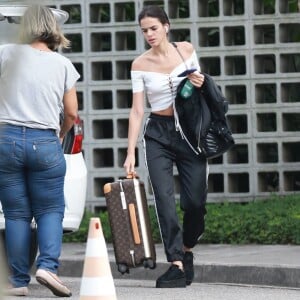 Bruna Marquezine desembarca com cropped e calça jogger