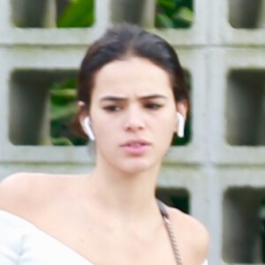 Bruna Marquezine combinou look com tênis puma