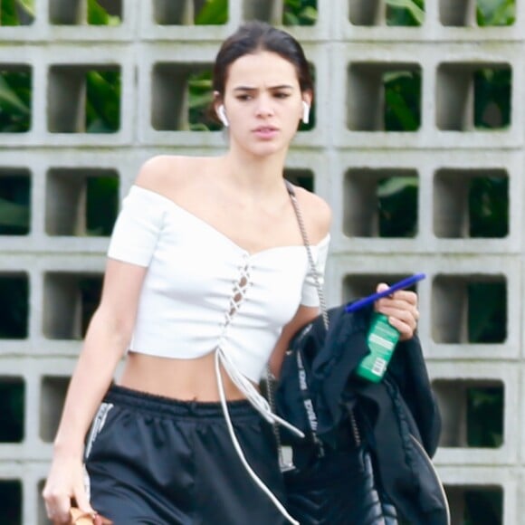 Bruna Marquezine combinou look com tênis puma