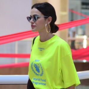 Bruna Marquezine combina blusa 'World Food Programme' da Balenciaga de € 295 com calça jeans da marca Off-white