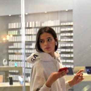 Bruna Marquezine foi às compras e completou look com bolsa da marca Yves Saint Laurent
