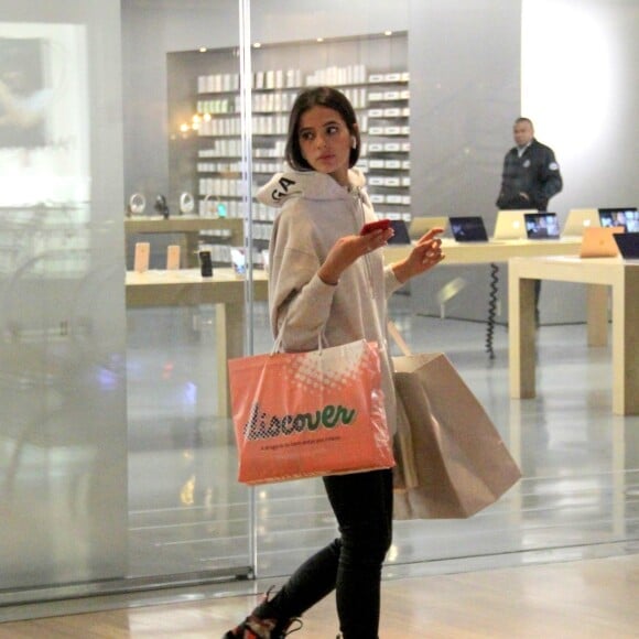 Bruna Marquezine foi às compras e completou look com bolsa da marca Yves Saint Laurent