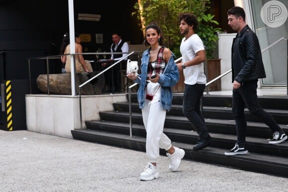 Bruna Marquezine elegeu a tendência chunky sneakers para ir ao show de Ivete Sangalo