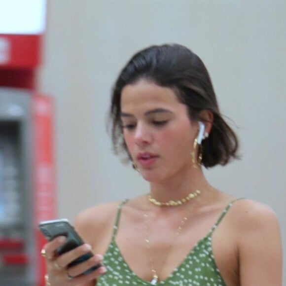 Bruna Marquezine é fotografada usando Airpods que custam R$ 1.499 na Apple