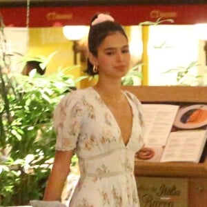 Bruna Marquezine usa vestido girlie da marca estadunidense Love Shack Fancy avaliado em quase R$ 1,9 mil