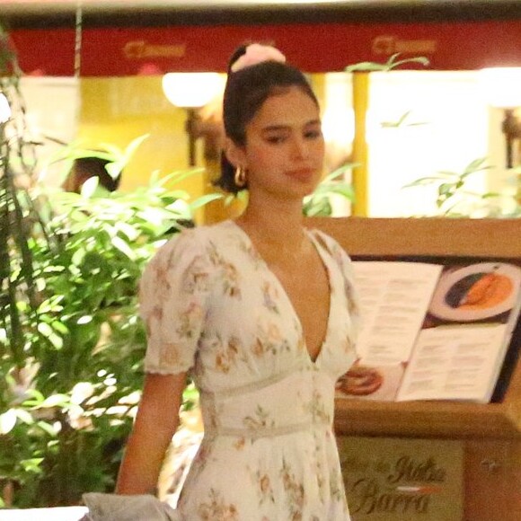 Bruna Marquezine usa vestido girlie da marca estadunidense Love Shack Fancy avaliado em quase R$ 1,9 mil