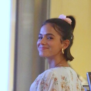 Bruna Marquezine combina vestido girlie com tênis branco
