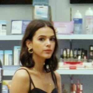 Bruna Marquezine combina produção com bolsa da grife Louis Vuitton, avaliada em R$ 5,8 mil