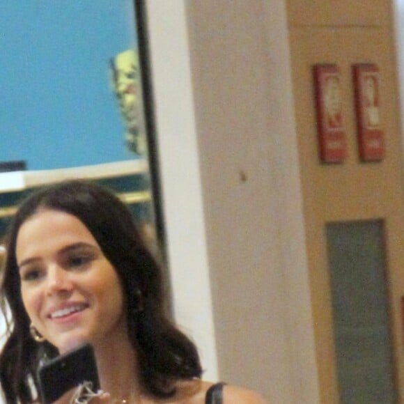 Bruna Marquezine combina vestido curto com tênis All Star, de R$ 164, em passeio em shopping