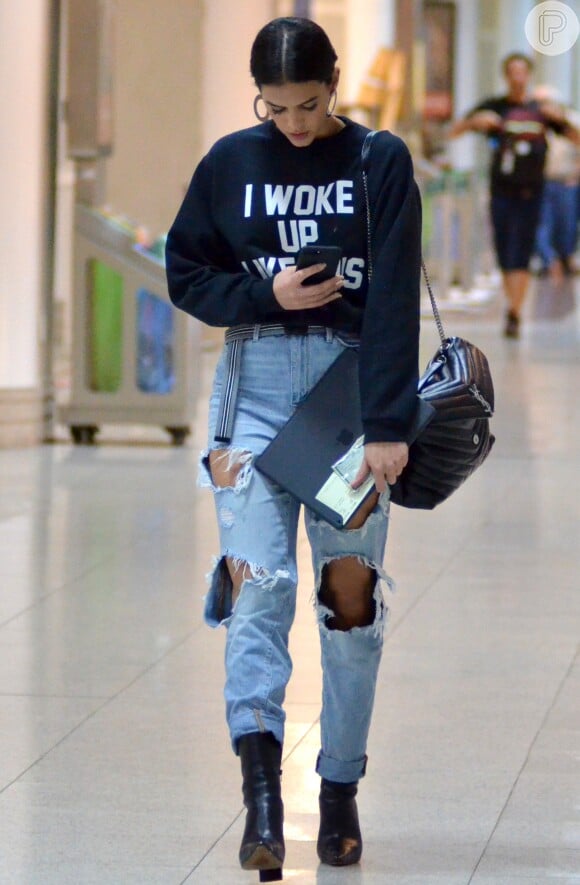 Bruna Marquezine combina jeans destroyed e moletom com frase de Beyoncé