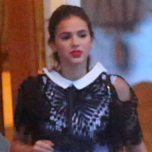 Bruna Marquezine combinou o vestido listrado com bota preta