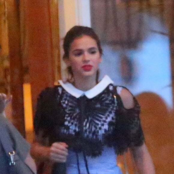 Bruna Marquezine combinou o vestido listrado com bota preta