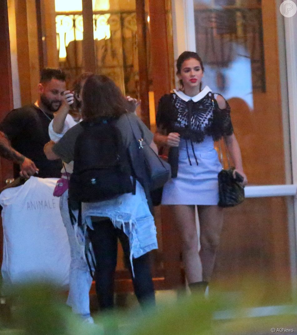 vestido listrado com bota