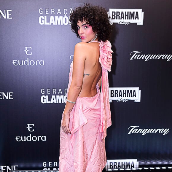 Jula Konrad exibe look total rosa e tatuagens à mostra chamam atenção