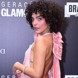 Giovanna Ewbank usou vestido solto com decote profundo nas costas