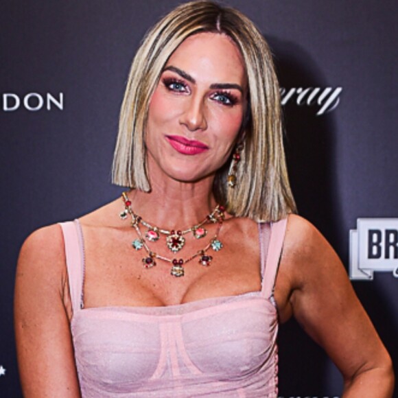 Giovanna Ewbank e Julia Konrad usam look e make rosa millennial em prêmio