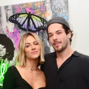 Giovanna Ewbank posou abraçada ao irmão, Gian Luca, na inauguração da exposição dele em São Paulo