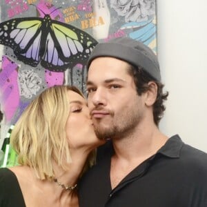 Giovanna Ewbank beija o irmão, Gian Luca, ao prestigiar exposição dele em São Paulo