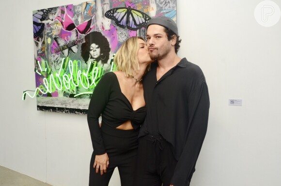 Giovanna Ewbank beija o irmão, Gian Luca, ao prestigiar exposição dele em São Paulo