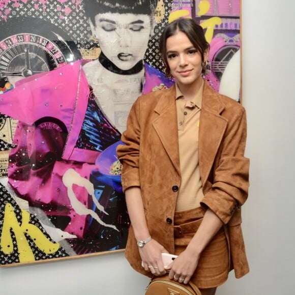 Bruna Marquezine combinou blusa bolo e blazer oversized em tons parecidos