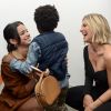 Bruna Marquezine e Giovanna Ewbank conversam com filho de amigo das atrizes em evento