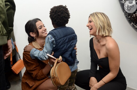 Bruna Marquezine e Giovanna Ewbank conversam com filho de amigo das atrizes em evento