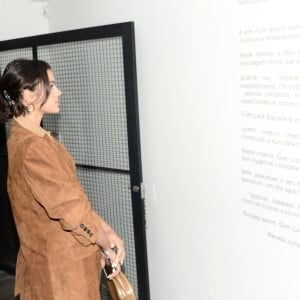 Bruna Marquezine lê sobre a exposição de Gian Luca Ewbank em São Paulo