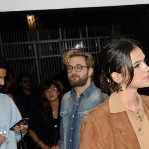 Bruna Marquezine escolheu um look casual chic para prestigiar a exposição de Gian Luca Ewbank