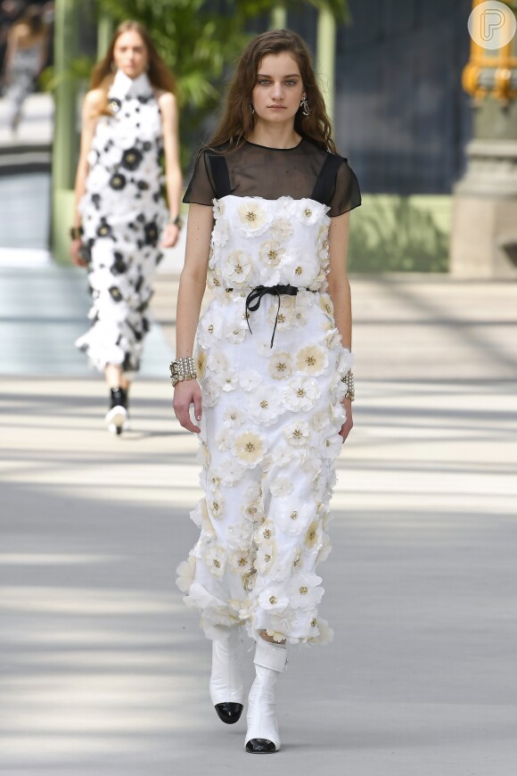 Chanel apostou na feminilidade: cintura marcada e flores