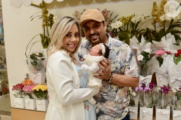 Filha do sertanejo Edson, Bella combinou look com a mãe, Deia Cypri, ao deixar a maternidade, nesta sexta-feira, 10 de maio de 2019